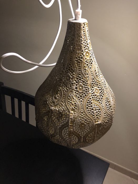 Candeeiro em tons de ouro