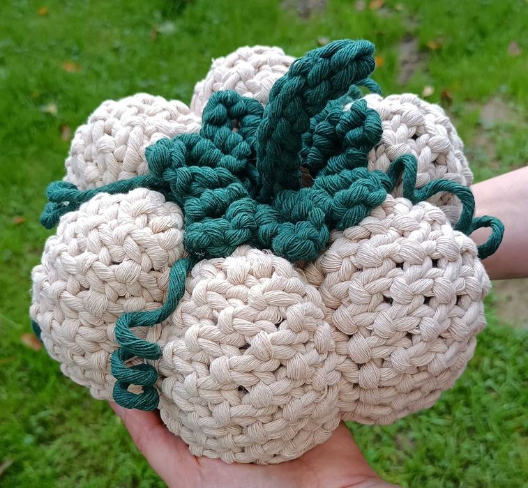Dynia, makrama. Dekoracja jesienna. Halloween.