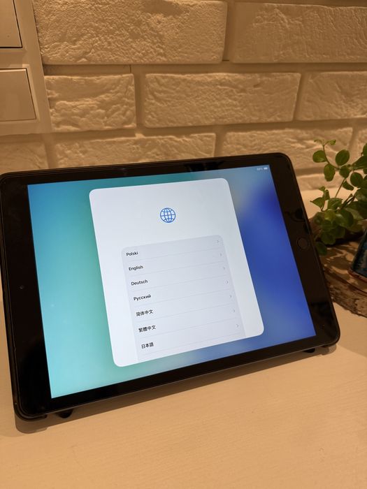 iPad 8 generacji z etui, pudełkiem i ładowarką