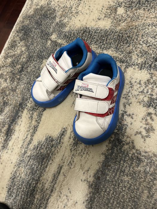 Sapatilhas adidas spiderman