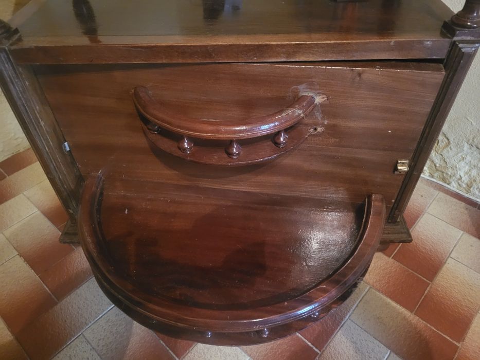 Móvel com garrafeira