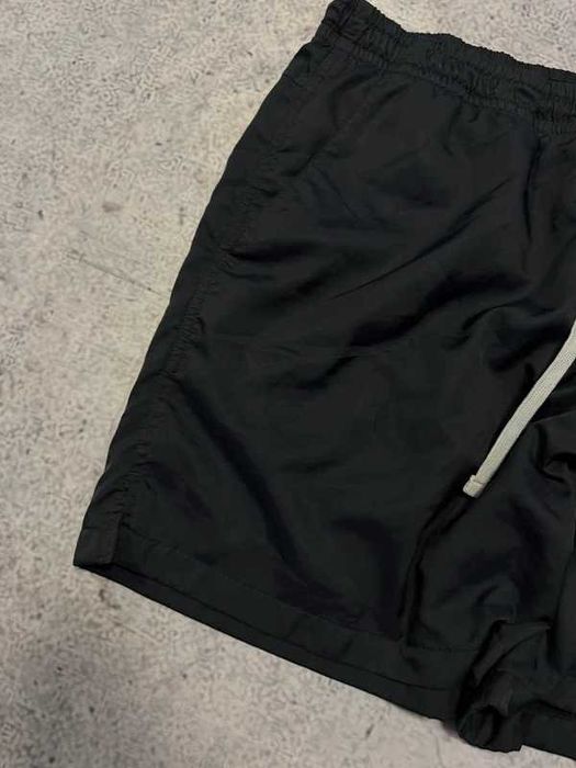Czarne spodenki Nike z białym logo na udzie XL