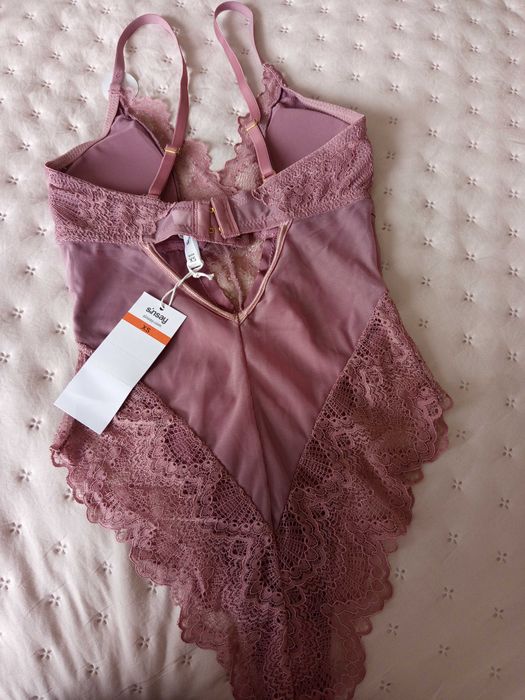 Różowe koronkowe body