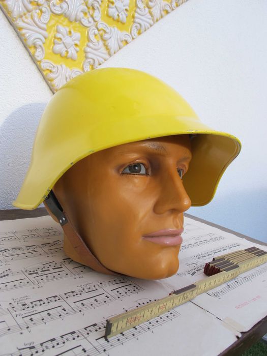 Capacete Bombeiros ou Proteção Civil Suíça - Antigo