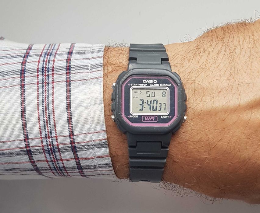 Zegarek nareczny Casio LA-20WH LA 20WH 3284 podswietlany alarm stoper damski meski unisex maly zgrabny 29mm
