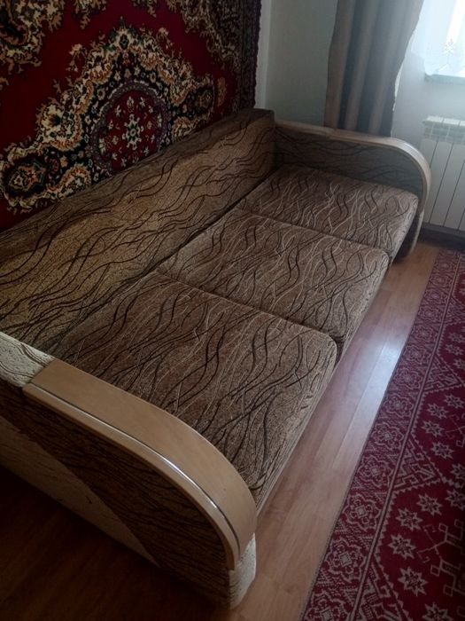 Sofa rozkładana z poduszkami