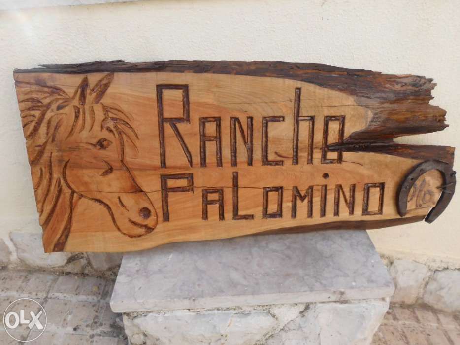 Executa-se talha em placas de madeira