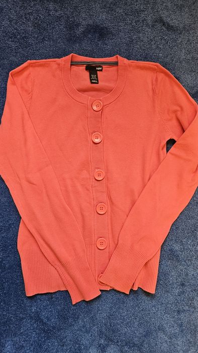Koralowy sweterek 36 guziki H&M