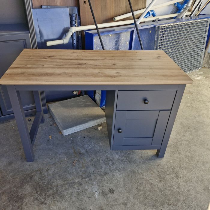 Biurko  Hesen firmy Black Red White plus regał