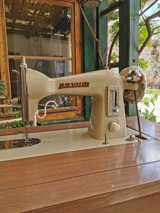 Máquina de Costura Vintage Naumann/Novum com móvel