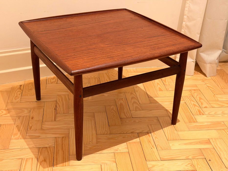 Mesa de apoio Vintage Escandinava em Madeira Maciça – Anos 60/70