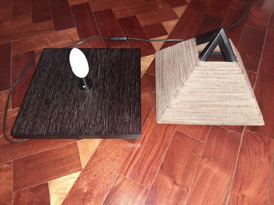 Candeeiro de mesa em madeira e corda