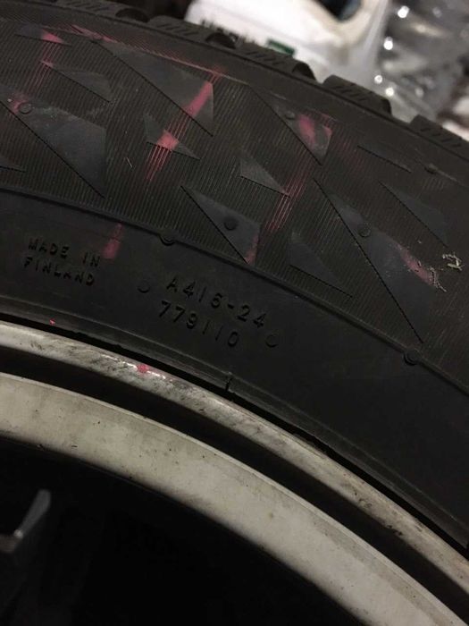 Комплект зимових шин Nokian 205/60 R16 з оригінальними дисками BMW