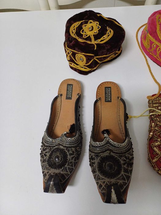 Chapéus muçulmanos, sandálias e bolsa