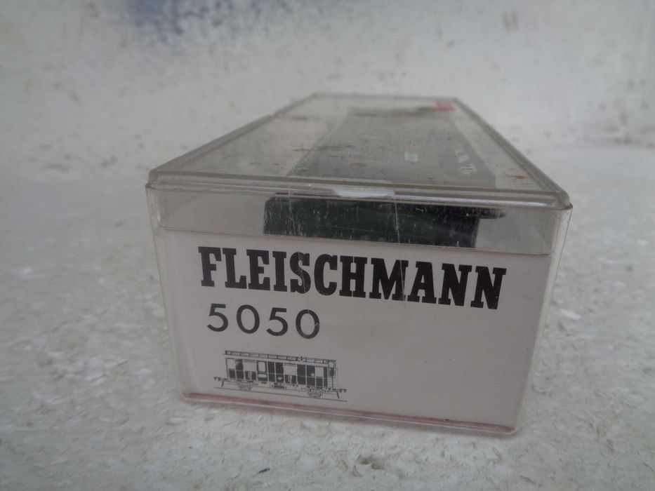 1:87 Fleischmann Carruagem passageiros refª 5050 COM LUZ