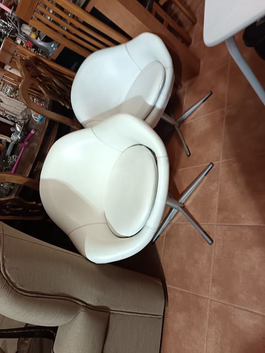 Cadeiras brancas rotativas