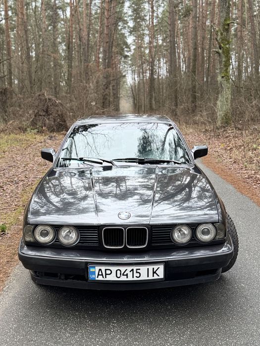 Продам BMW E34 М50Б20 2.0 бензин без газу і ніколи не стояв, двигун в дуже хорошому стані та обслужений , підготовлений під свап (поясню по телефону що до чого ) Треба трохи доробити по дрібницям , але на машині перепакований впуск , обслужені форсунки з заміною ремкомплекту , новий бензонасос по оригіналу , новий датчик Колінвалу, салон приємний стоїть з Е39. Хороші диски 17 радіусу з хорошою зимовою гумою . Переварені пороги (що немало важливо для цієї машини . Стопи оригінал хело. Машина приємна , але як і всі старі бмв потребує більше уваги ніж коштів . Можливий продаж на 16 дисках . Всі питання по телефону або повідомлення