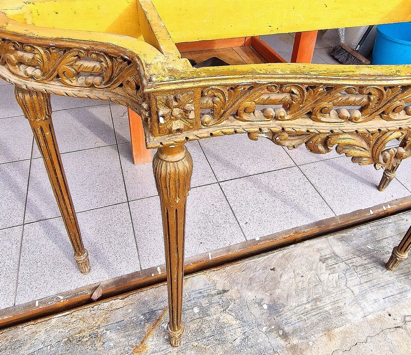 Mesa tipo credencial dourada