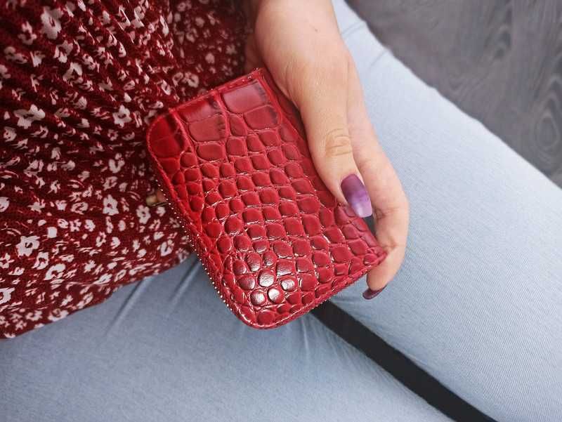 Czerwony portfel damski skórzany lakierowany – Idealny Prezent Święta