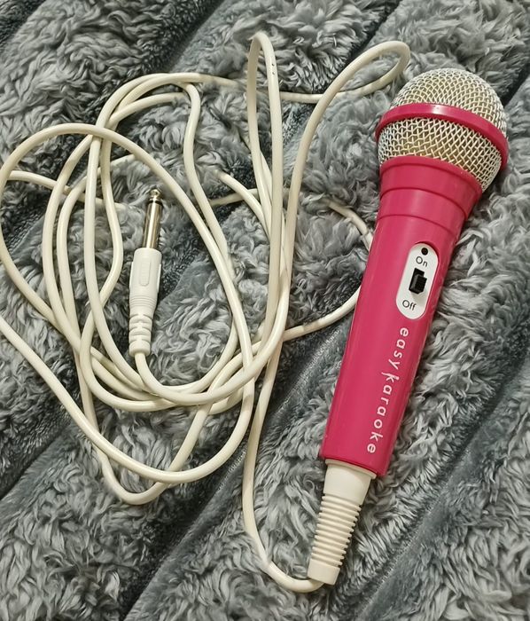 Проводной микрофон Easy Karaoke. 
Предназначен для использования с кар