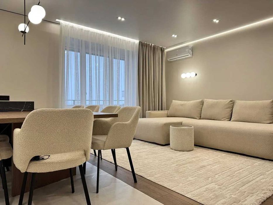 Стильна двокімнатна + кухня-студія