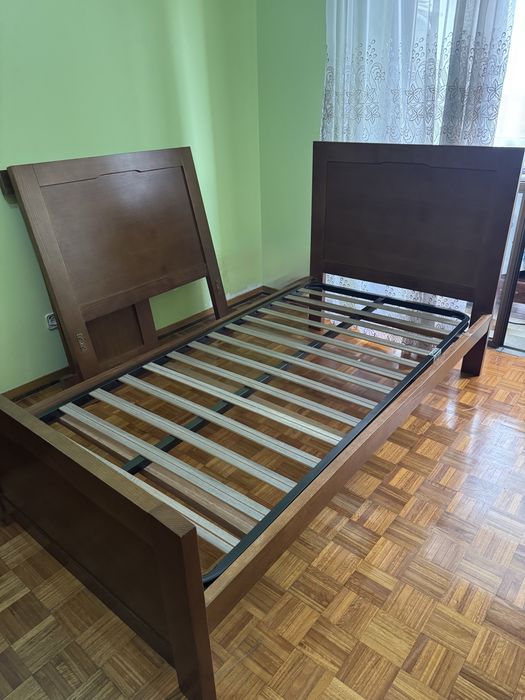 Cama de solteiro em madeira com estrado e colchão – ótimo estado