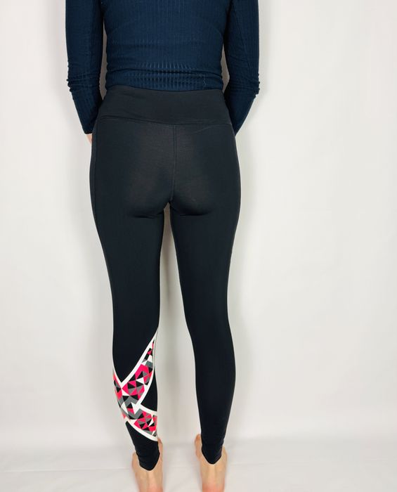 Czarne legginsy sportowe z wzorem S 36