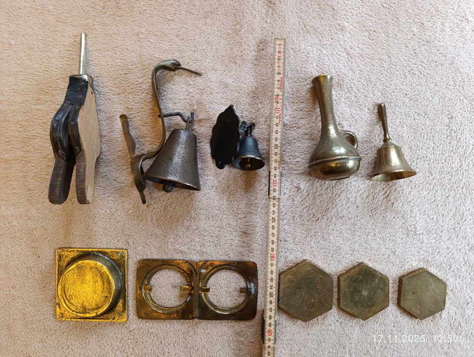 Zestaw mosiężnych przedmiotów : dzwonki, flakon, popielniczka, ramka