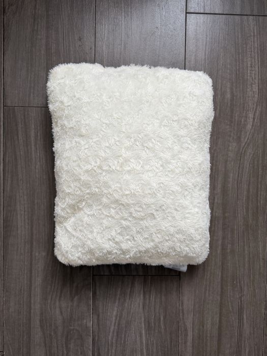 dekoracyjna poduszka kremowa ecru gładka puszysta fluffy ozdobna milusia miękka róże różyczki 35x40 minimalistyczna nowoczesna skandynawska