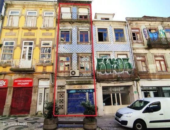 Prédio para remodelação total na Rua Santa Catarina - Porto