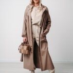 Płaszcz damski trencz ekoskóra cappuccino pasek elegancki M/38