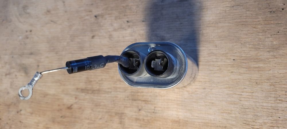 Używany kondensator z kuchenki mikrofalowej  H.V.CAPACITOR CH85 
CH85-