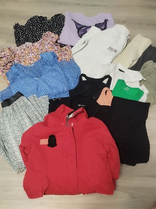 Величезний пакет  одягу на жінку.