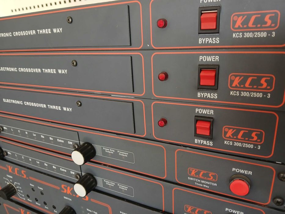 Som Profissional KCS (Kelonik) – Amplificadores, Crossovers e Monitores