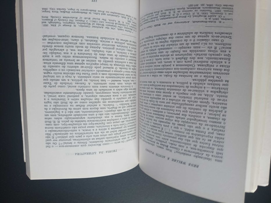 "Teoria da Literatura" por René Wellek e Austin Warren