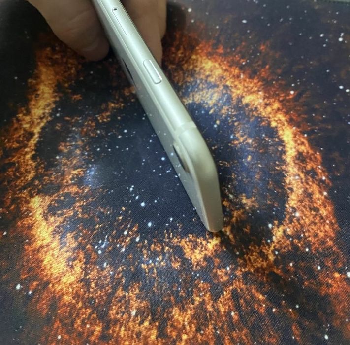 Продам б/у айфон SE2!