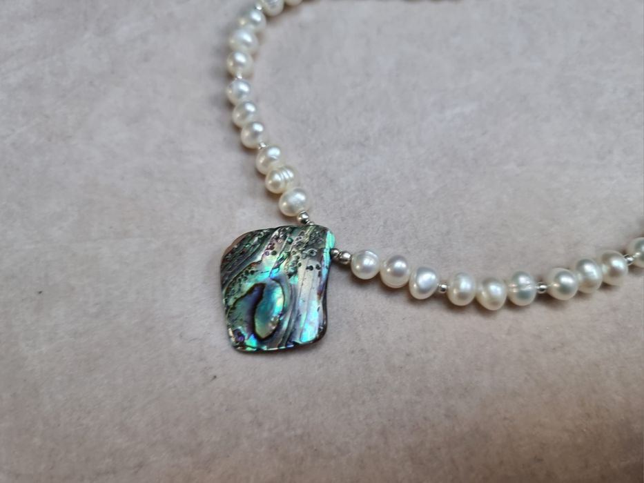 Wyjątkowy naszyjnik białe perły naturalne zawieszka Paua Abalone