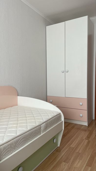 Комплект меблів в дитячу кімнату