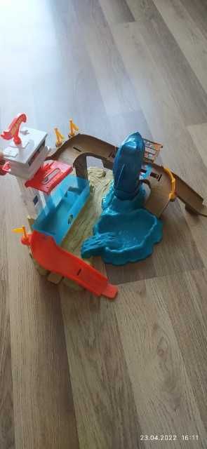 Sprzedam Hot Wheels Starcie z Rekinem