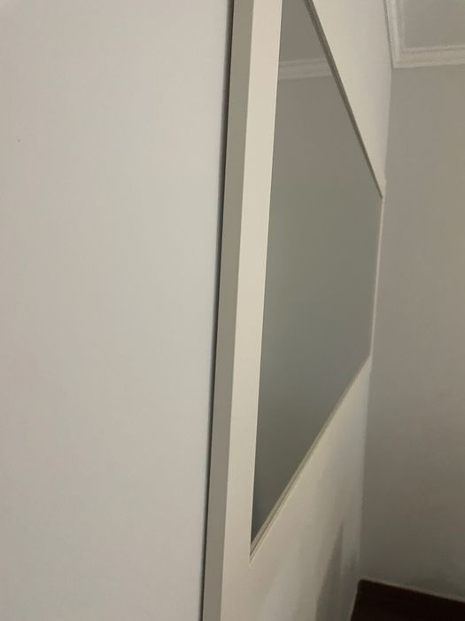 Espelho grande com moldura branca conservado