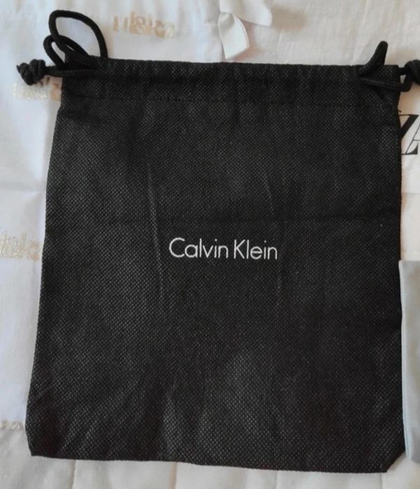 mały materiałowy woreczek przeciwkurzowy pokrowiec czarny Calvin Klein
