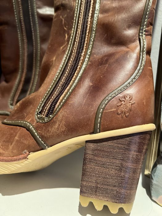 Botas FLY LONDON em camel