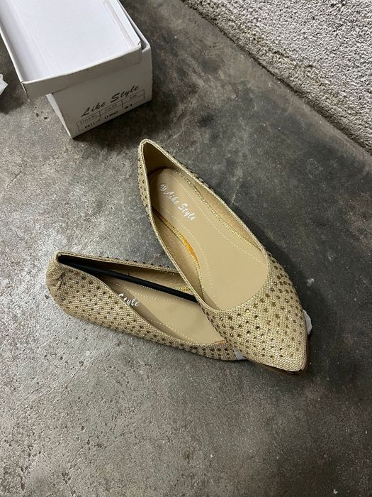 Sapatos em dourado N.40 nunca usados