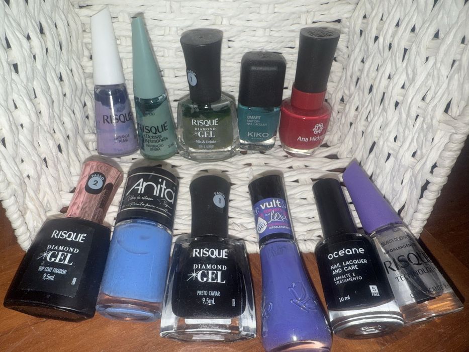 Esmaltes cores diferentes