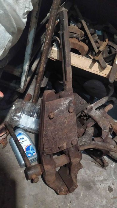 Старовинні лещата тиски ковальські СССР в хорошому стані