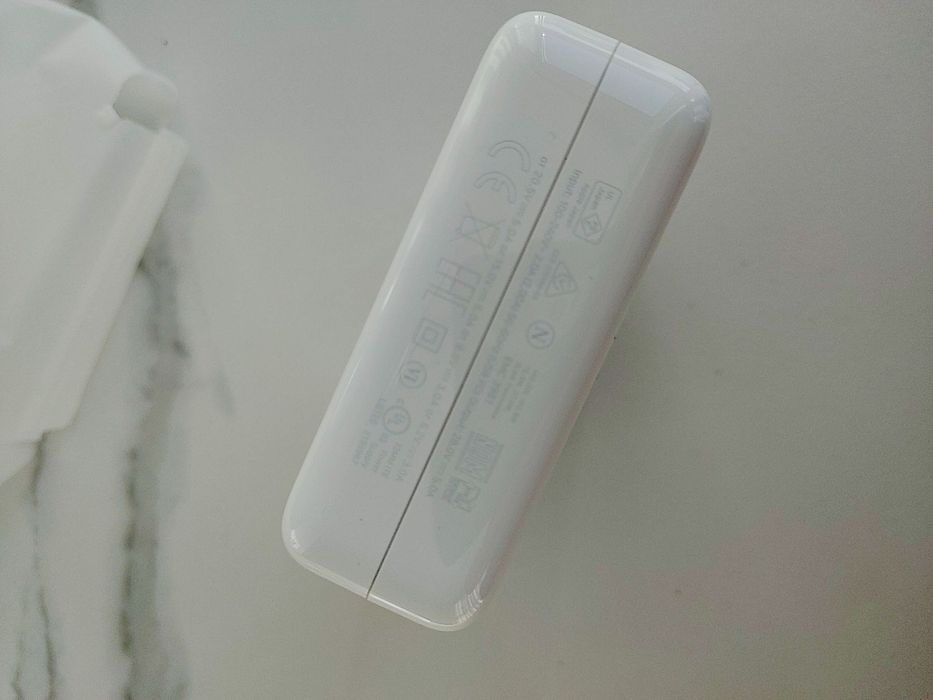 APPLE 140W UCB-C Power Adapter For MacBook/MacBook Air/MacBook Pro.