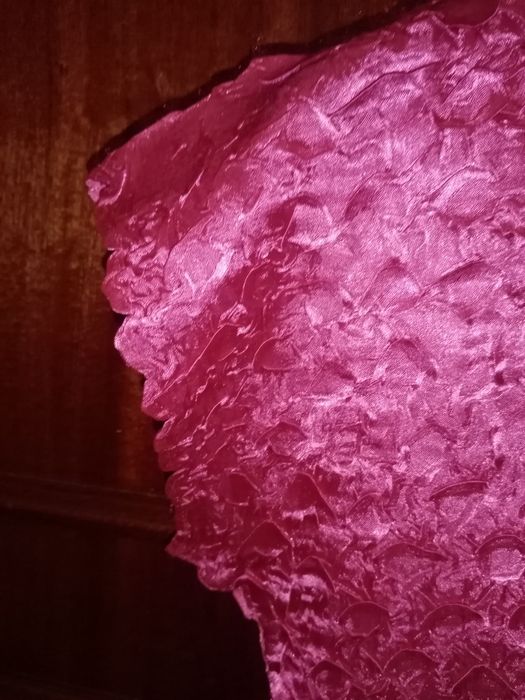 Blusa cor rosa choque aos folhos