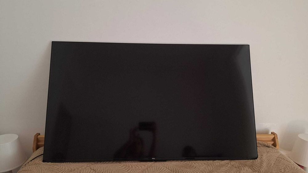 Televisor TCL 50P635 - 50 pol 4K Ultra 3840x2160 Smart TV completa com comando e pés.