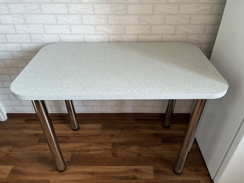 Стол в хорошем состоянии