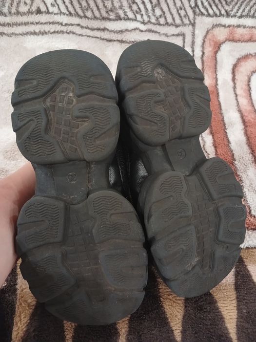 Кросівки 35р дівчина.